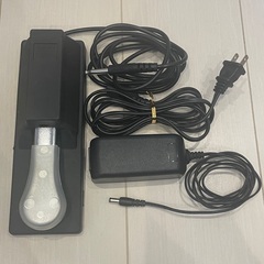 【Numa Compact 2 スピーカー内蔵ピアノ】ペダル付きの画像