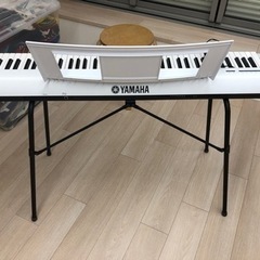 電子キーボード　脚付の画像