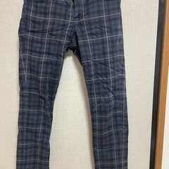 ボトムス2着、ユニクロのセーター1着の画像