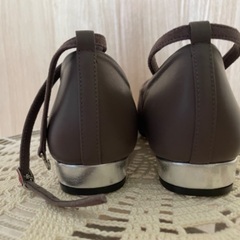 新品‼️アカクラ　ストラップ付甲深シューズ　24cmの画像