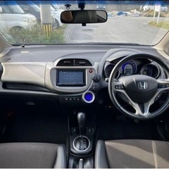【自社ローン❗️頭金0❗️金利0❗️】簡単WEB審査♪✨ホンダ　フィットハイブリッド✨スマートキー！車検2年付！ の画像