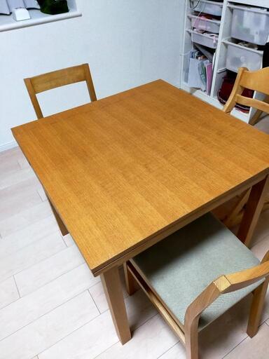 無印良品のダイニングテーブルとチェア