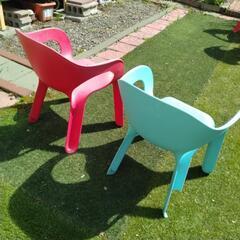 庭で使用のイス２脚☆脚に割れあり、かなりの色あせございますの画像