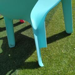 庭で使用のイス２脚☆脚に割れあり、かなりの色あせございますの画像