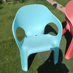 庭で使用のイス２脚☆脚に割れあり、かなりの色あせございますの画像