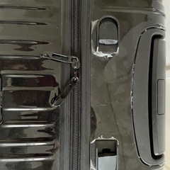 スーツケースLサイズ　一部破損の画像