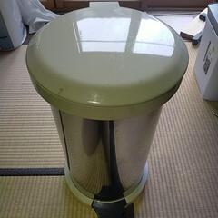 ゴミ箱 足踏みフタ 中筒あり 