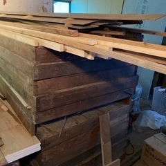 廃材、焚き木もらってください。