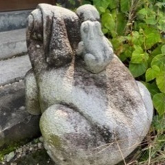 蛙の石像