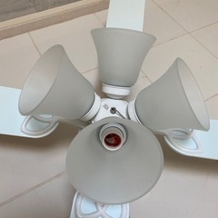 【お話し中】シーリングファンライト　白色羽付　60w E26 東京メタルの画像