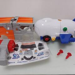 トミカ組み換えアクション　キャリアカー　カーゴジェットセットの画像