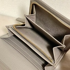 agnes b. 二つ折り財布の画像