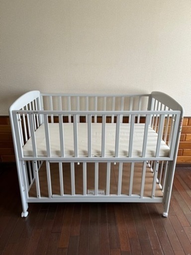 【美品】カトージ　ベビーベッド　タチベッド　レギュラーサイズ　グレー　マットレス、シーツ付き