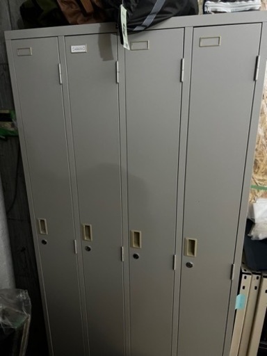 事務所で　業務用　ロッカー　更衣室