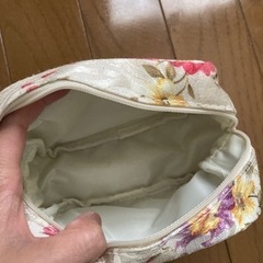 新品未使用　おしゃれな花柄ポーチの画像