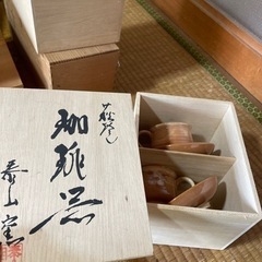 箱に入っているコップや器など［決まりました］
