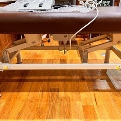 高田ベッド　電動昇降台の画像