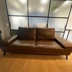 革　茶　ソファ