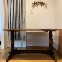キツツキマーク飛騨家具ダイニングテーブル