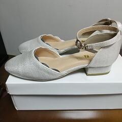 シルバーパンプスの画像