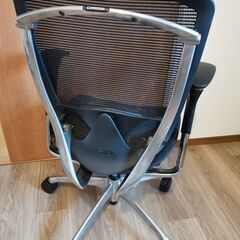 2017年製 オカムラ コンテッサ オフィスチェア 背座メッシュ 肘付