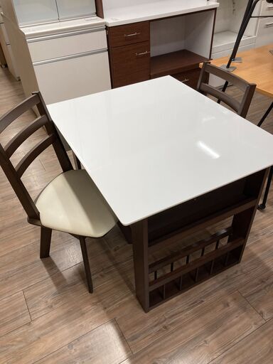 ニトリのダイニング3点セットです。