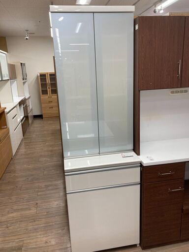 スライド2枚扉の食器棚が入荷しました。