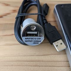 モバイルバッテリーと充電装置（車用）の画像