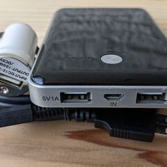モバイルバッテリーと充電装置（車用）の画像