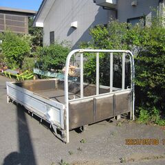 トラックの荷台
