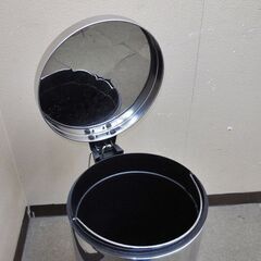 【平日取りに来ていただける方】ペダル式ステンレスペール★ゴミ箱★ふた付き ダストボックス(2Z0494)の画像