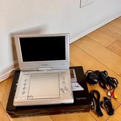 美品　9インチ液晶ポータブルDVDプレーヤー