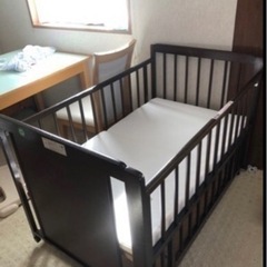 普通サイズのシンプル下段開閉式ベッド&クッション付きの画像