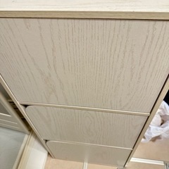 ニトリのカラーボックス(3段扉付き)の画像