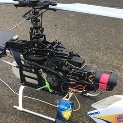 ラジコンヘリ2機の画像