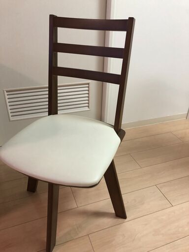 引っ越しのせいで、１年も使ってない食卓と椅子を売ります。