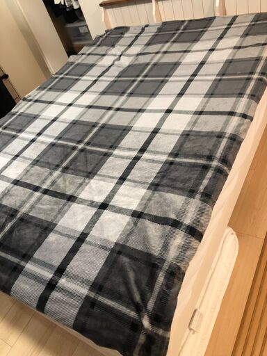 まだ１年も使ってないベッド+フレイム売ります。