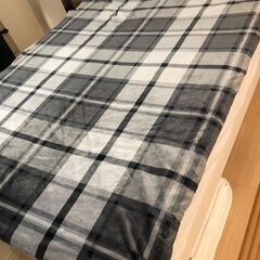 まだ１年も使ってないベッド+フレイム売ります。