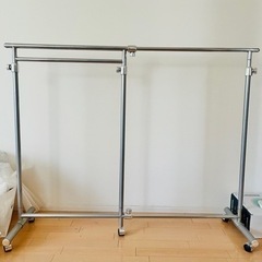 伸び縮みできるハンガーラック 無償で譲りますの画像
