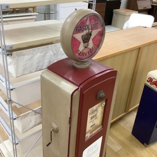 給油スタンドモチーフキャビネット　レトロ感高めです！