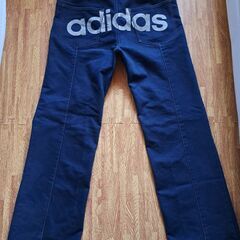 adidas　ビッグロゴジーンズの画像