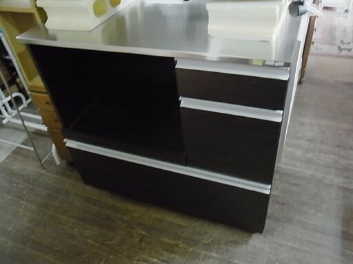 セール中につき、通常特価16,478円より3,000円引きの13,478円!　NITORI　ニトリ　キッチンカウンター　ステラ 90 DBR　キャスター付き　ステンレス天板　レンジボード　家電ボード　キッチン収納　食器棚