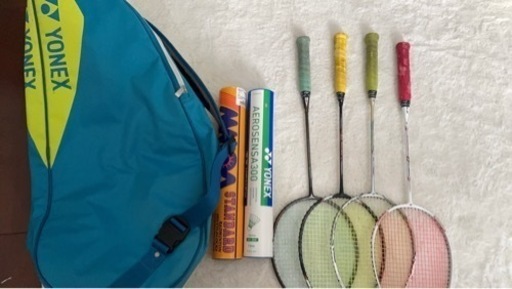 バドミントン／ラケット４本、シャトル、ラケットバック