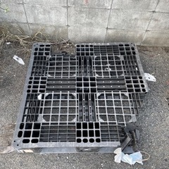 パレット　無料　プラスチックパレット　割あり　木製パレット