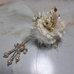 コサージュと髪飾りの画像