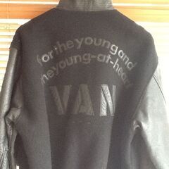 ★VANのスタジャン　希少なブラック　胸丸VANワッペン & バックアーチロゴ黒革の画像