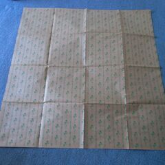 春夏秋冬 虫安心 強力防虫加工紙（床敷用）２枚 お譲りします。の画像