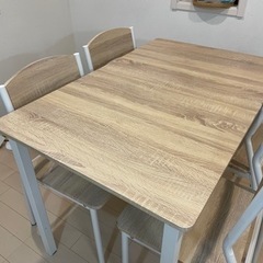 ダイニングテーブルの画像