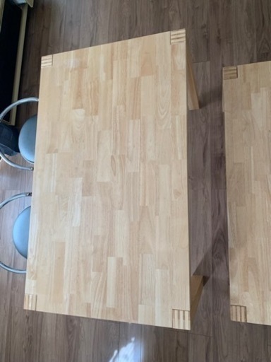 ダイニングテーブルと椅子