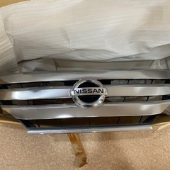 （ほぼ新品）中古（傷や汚れあり） 日産 純正 セレナ フロントグリル